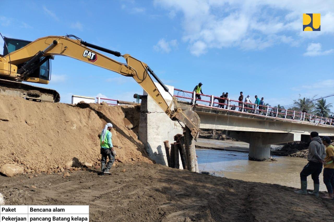 Pengerjaan infrastruktur jembatan di daerah bencana Sumatera. (BeritaNasional/KemenPU)