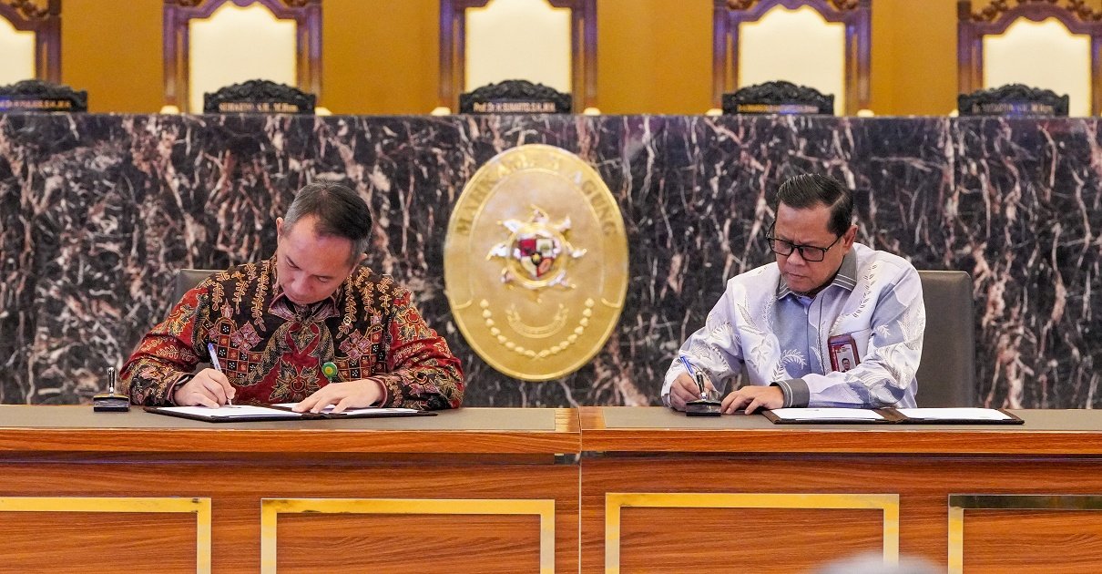 Dikpermas KPK Wawan Wardiana (kanan) dan Kepala Strajak Diklat Kumdil MA Syamsul Arief (kiri) di Gedung MA, Jakarta, Jumat (24/4/2026). (BeritaNasional/KPK)