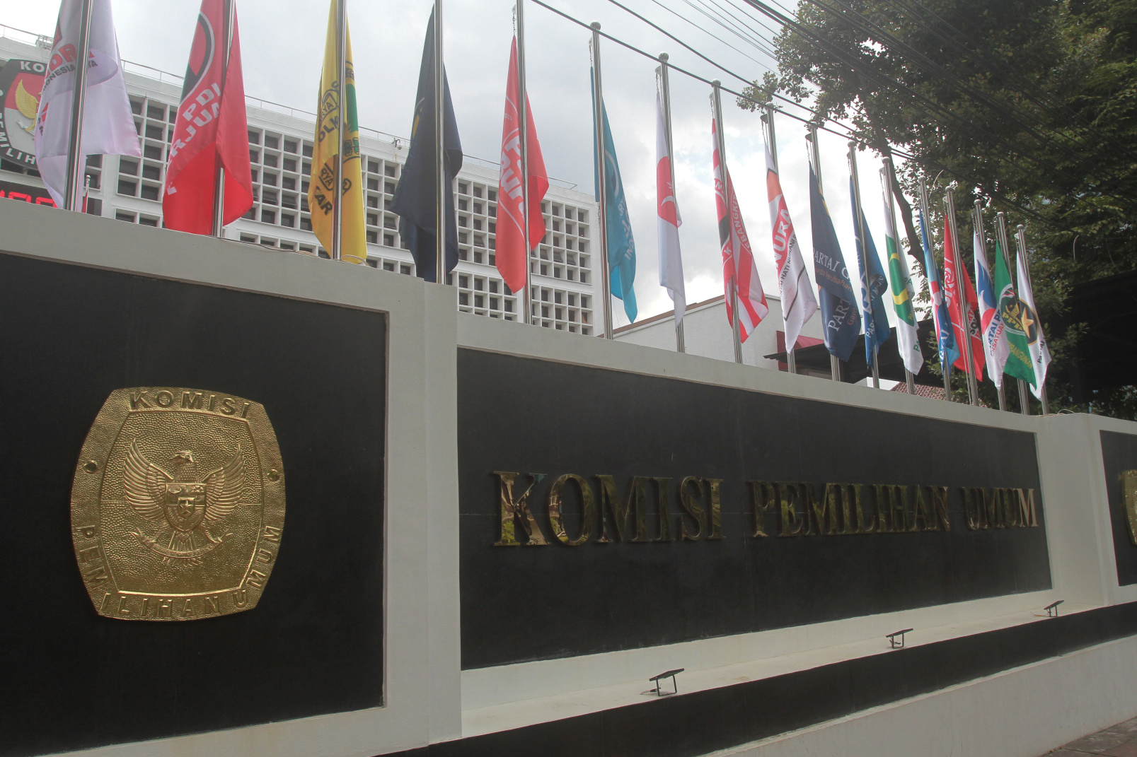 18 bendera parpol peserta Pemilu 2024 di kantor KPU RI, Jakarta. (SinPo/Ashar)
