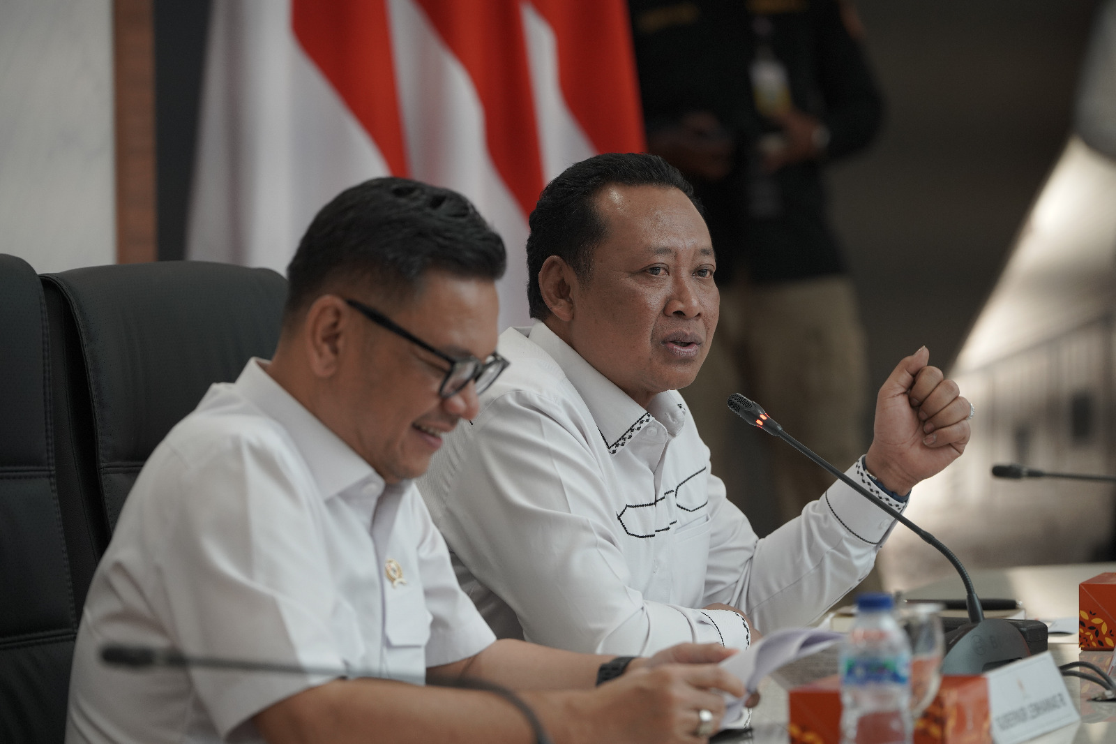 Wakil Ketua KPK Fitroh Rohcahyanto (kanan) dan Gubernur Lemhannas Ace Hasan Syadzily (kiri) dalam penyerahan aset rampasan dari kasus inkracht. (BeritaNasional/KPK)