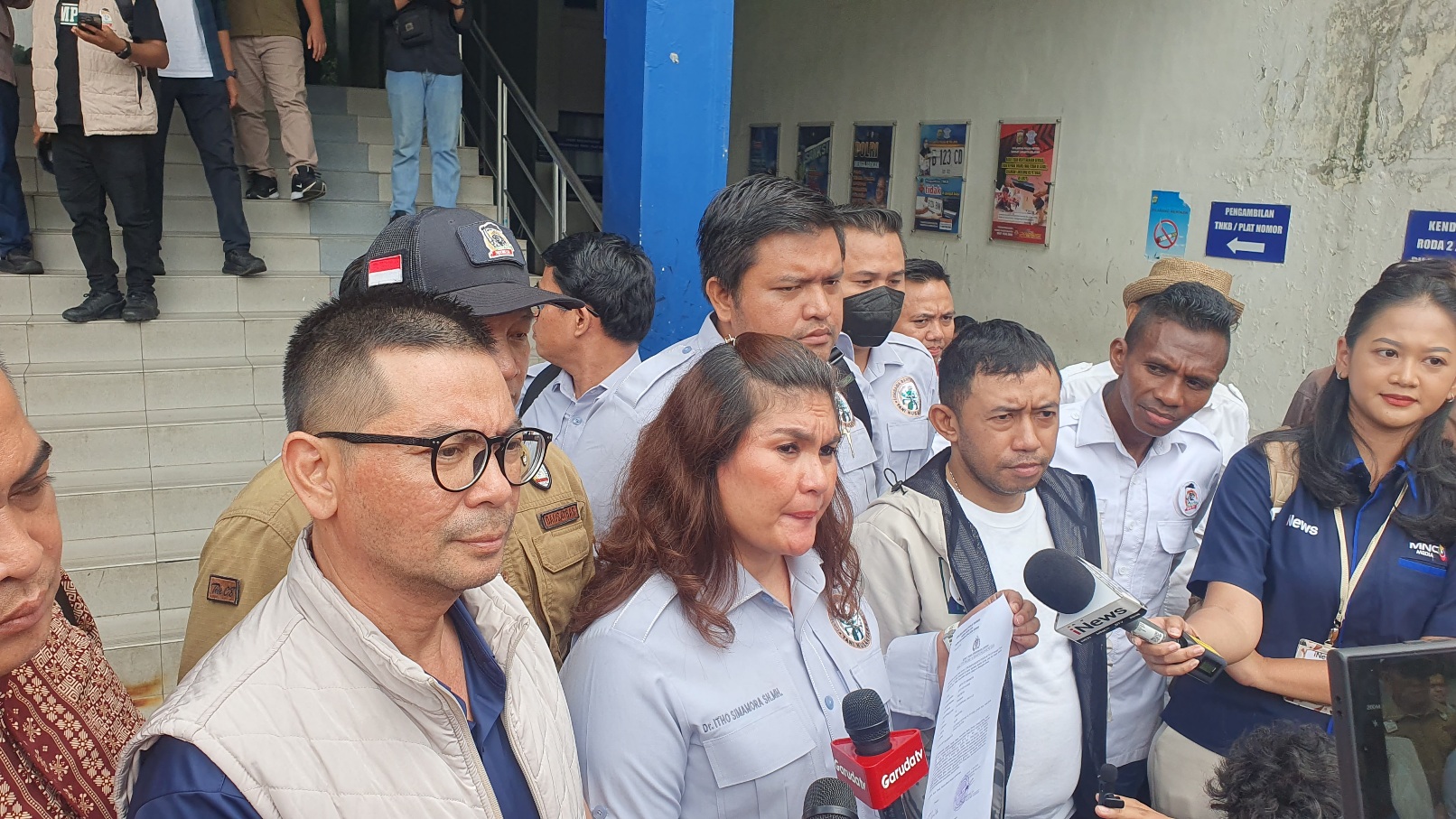 LBH Tani Nusantara laporkan pakar hukum tata negara, Feri Amsari ke Polda Metro Jaya, Jumat (17/4/2026). (BeritaNasional/Bachtiar)