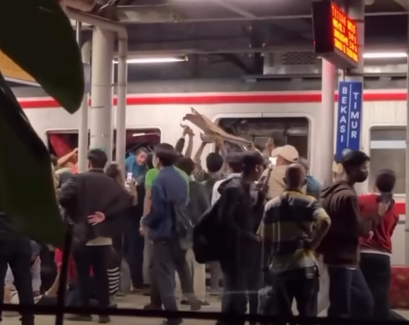KRL ditabrak (Foto/SS Info Bekasi)