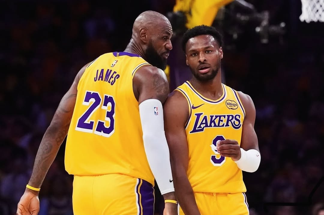 Ayah dan anak, LeBron James dan Bronny James, saat Lakers mengalahkan Rockets. (Foto/Instagram)