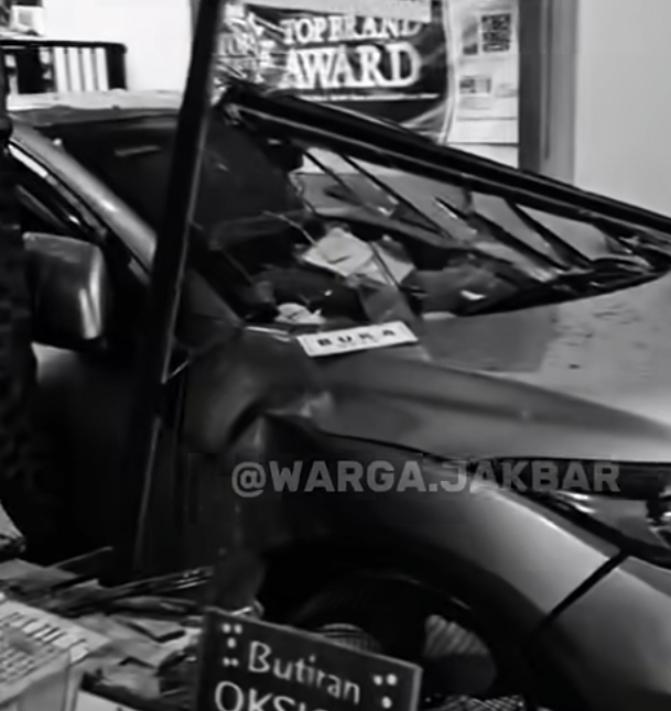 Mobil HRV yang dikemudikan lansia rabrak depo galon isi ulang di Jakbar, Kamis (23/4/2026). (BeritaNasional/IG Warga Jakbar)