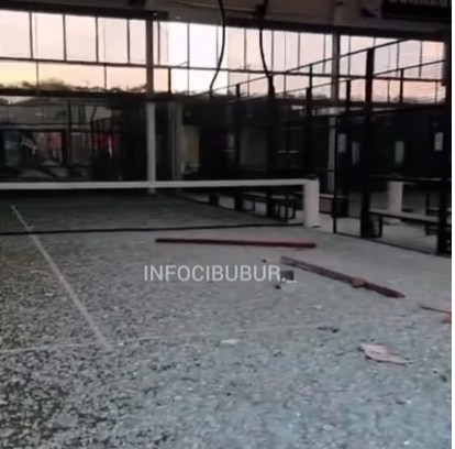 Lapangan padel hancur diduga karena ledakan gas. (BeritaNasional/tangkapan layar)
