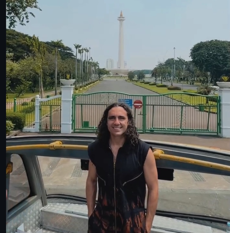 Legenda sepak bola Juan Pablo Sorin berfoto di depan Monas Jakarta. (BeritaNasional/tangkapan layar)