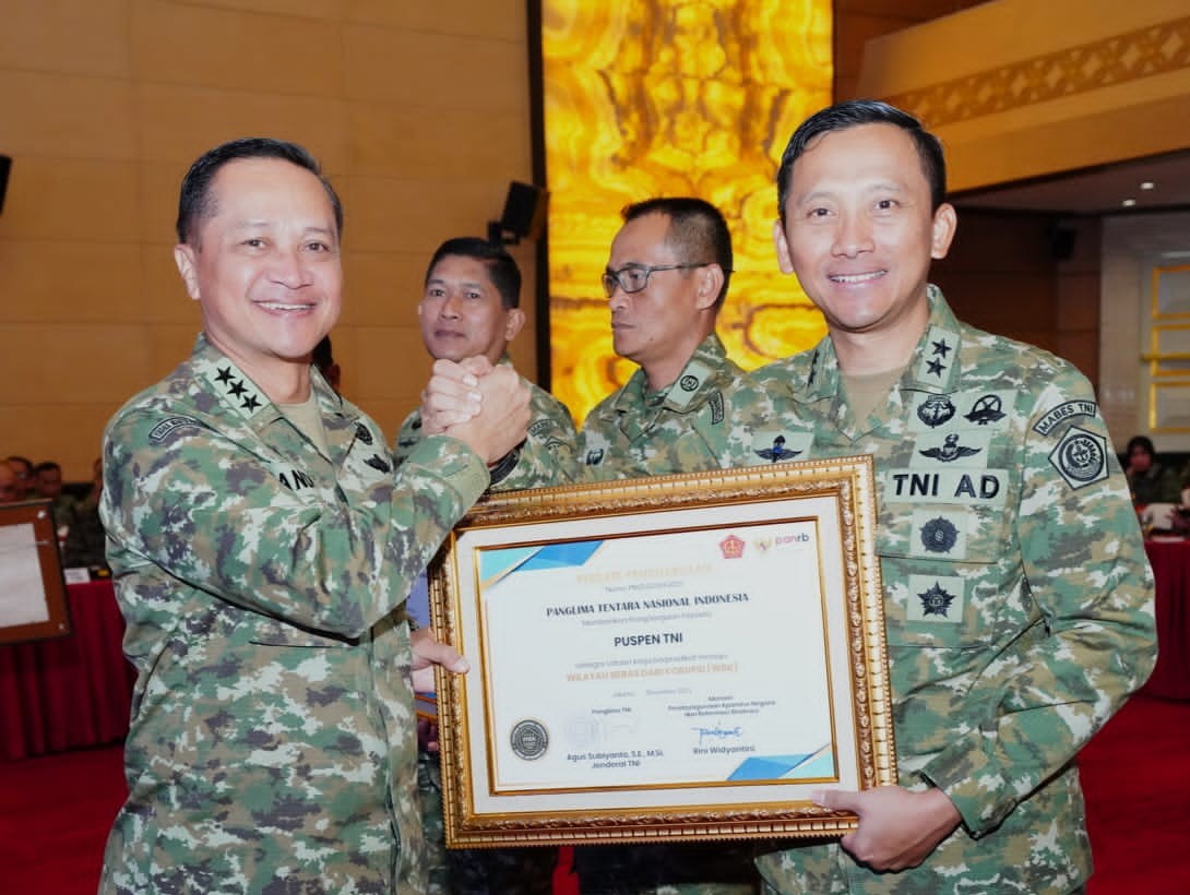 Asisten Perencanaan Umum Letjen TNI Candra Wijaya mewakili penerimaan penghargaan WBK dari Kementerian PANRB. (BeritaNasional/Humas TNI)