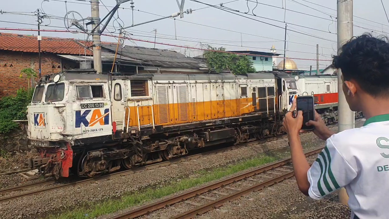 Lokomotif KA Argo Bromo yang menabrak KRL di Stasiun Bekasi Timur. (BeritaNasional/Bachtiarudin)