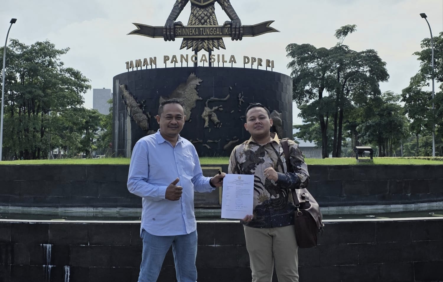 LBH Tribhata Banyumas usai menyerahkan permohonan RDPU ke DPR RI. (BeritaNasional/Tribhata Banyumas)