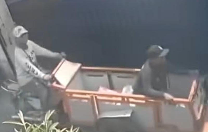 Maling nyamar jadi tukang barang rongsokan (Foto/SS medsos)