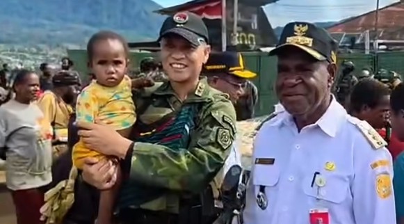 Pangkoops TNI Habema Yudha Airlangga menggendong anak di Papua Tengah. (Foto/Istimewa)