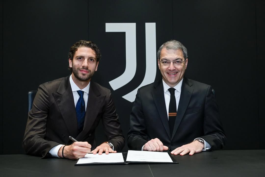 Manuel Locatelli (kiri) resmi memperpanjang kontrak di Juventus hingga 2030. (Foto/Instagram)