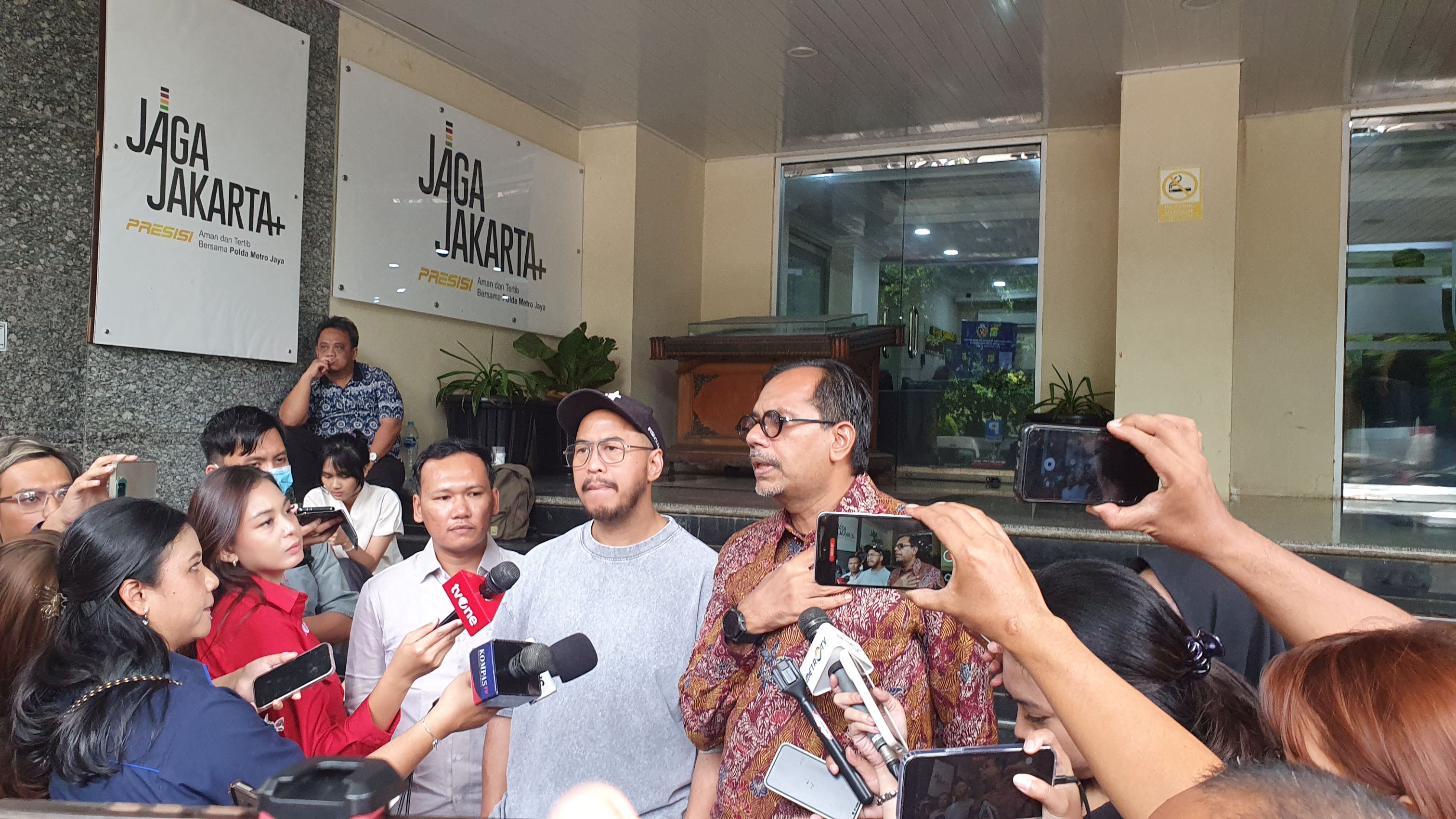 Pandji Pragiwaksono dan pengacaranya, Haris Azhar hadiri mediasi di Polda Metro Jaya, Kamis (9/4/2026). (BeritaNasional/Bachtiar)