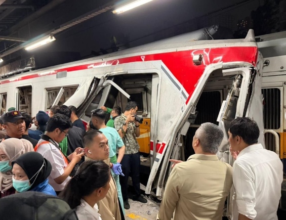 Menhub Dudy Purwagandhi memantau evakuasi tabrakan kereta di Stasiun Bekasi Timur. (BeritaNasional/IG Kemenhub))