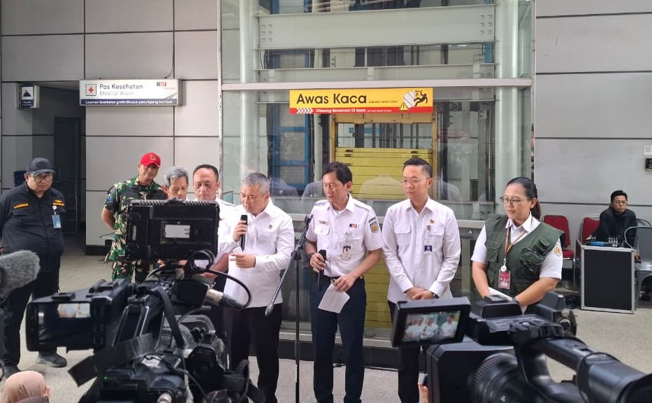 Menhub Dudy Purwagandhi (kiri) saat memberikan keterangan pers bersama Dirut KAI Bobby Rasyidin. (Foto/Ist)