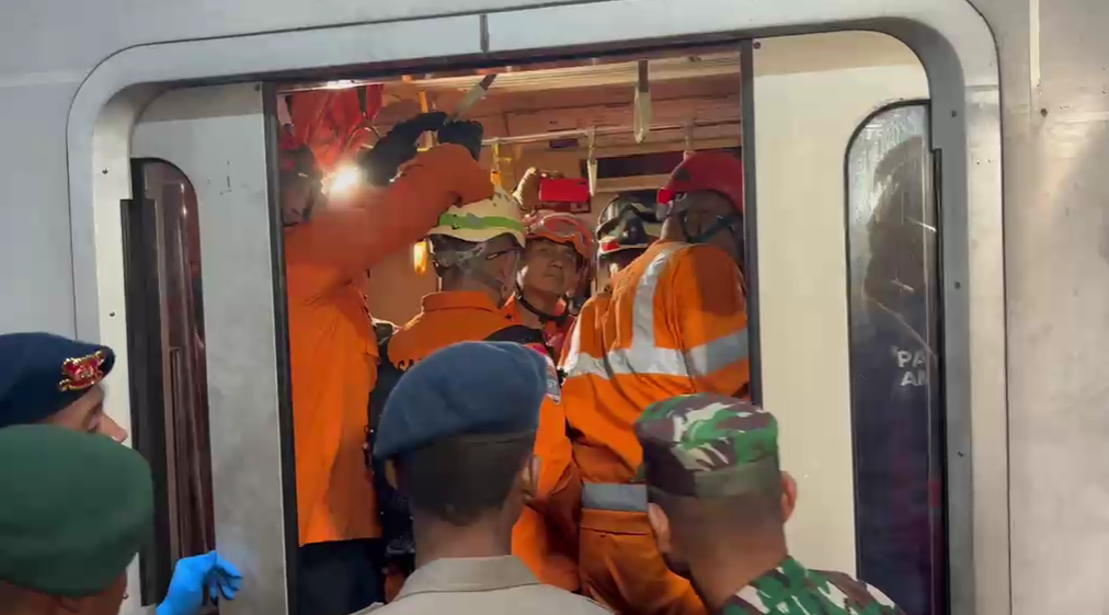 Proses evakuasi terhadap korban kecelakaan kereta di Stasiun Bekasi Timur. (Foto/Istimewa)