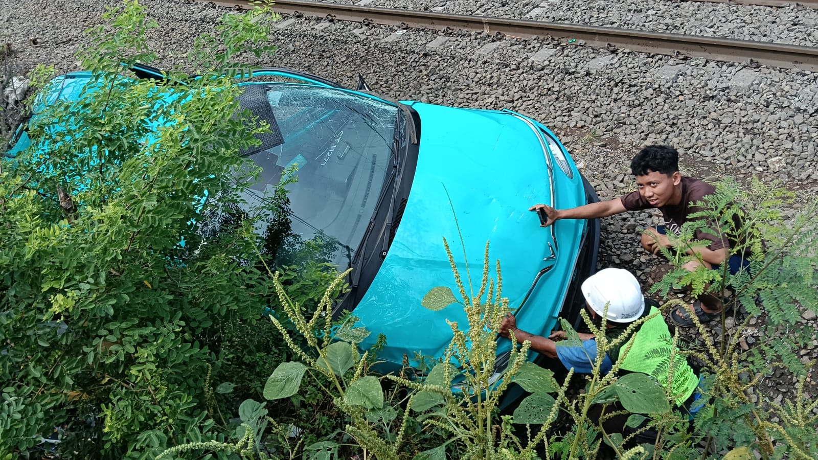 Taksi listrik Green SM yang tertemper di Stasiun Bekasi Timur. (BeritaNasional/Oke Atmaja)