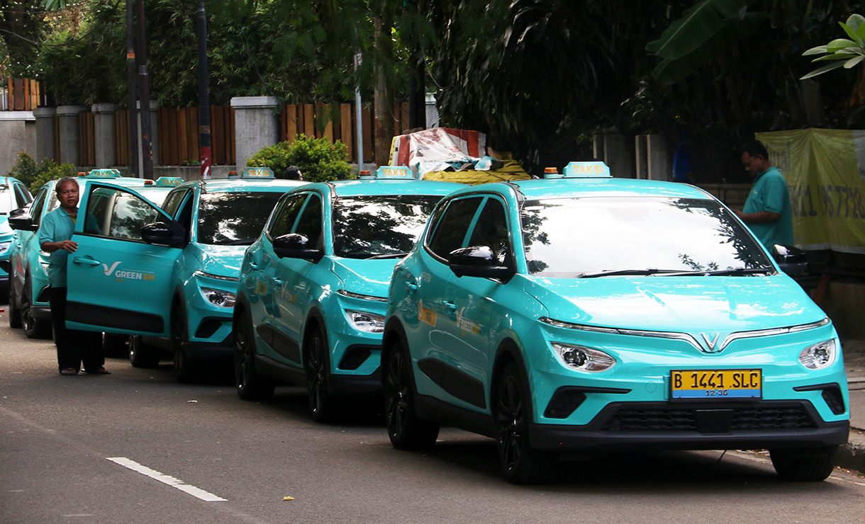 Taksi Green SM mengantri untuk mencharging di Kawasan Menteng, Jakarta, Rabu (29/4/2026).(Beritanasional.com/Oke Atmaja)
