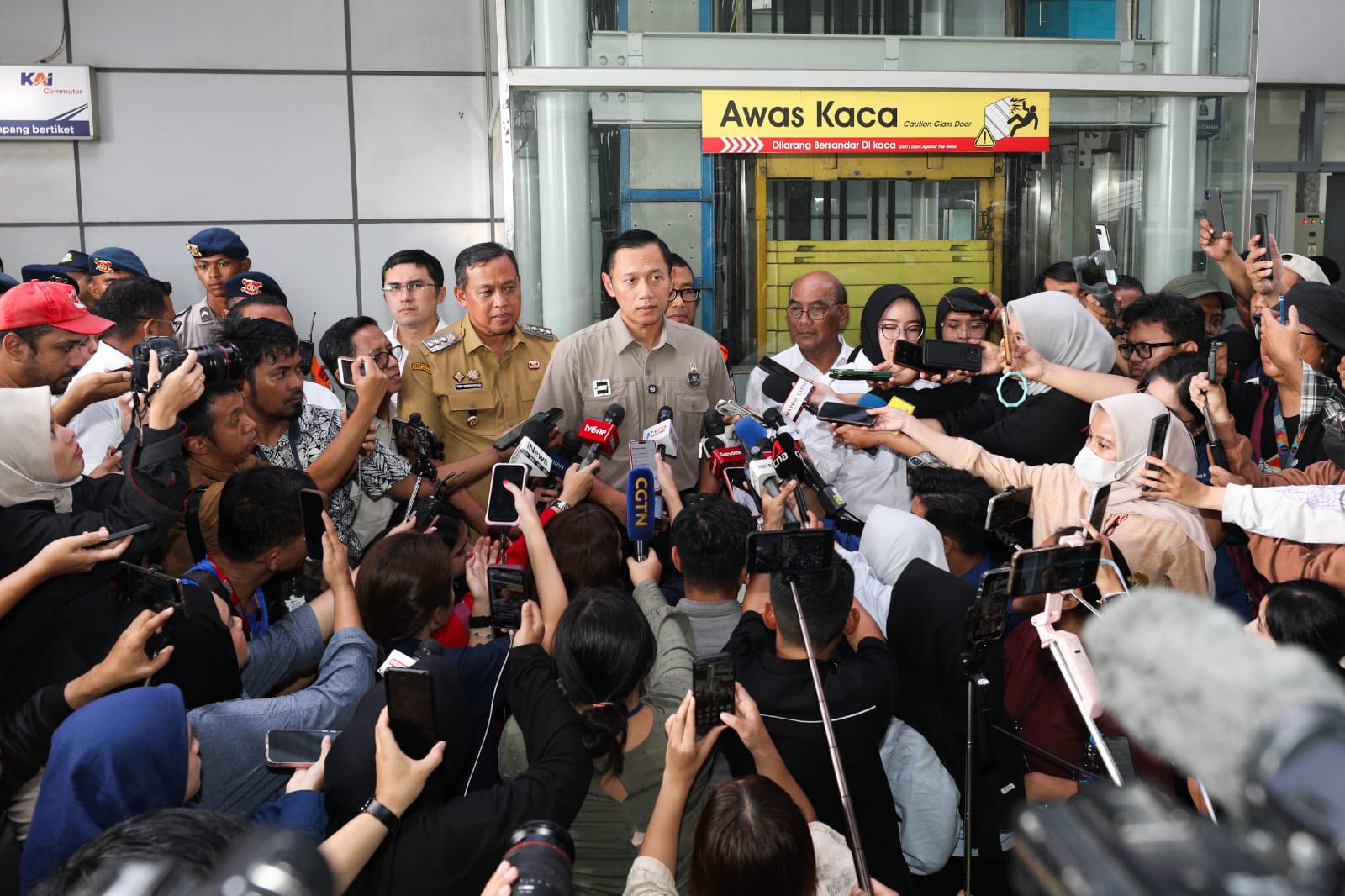 AHY datangi lokasi kejadian kecelakaan kereta di Bekasi. (BeritaNasional/istimewa)