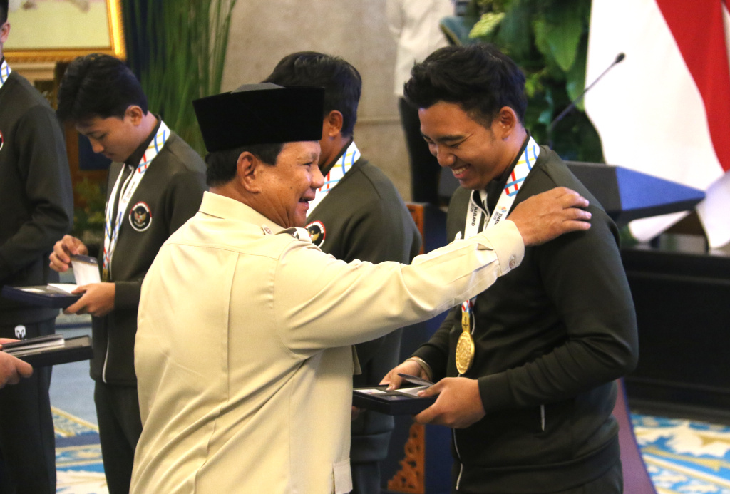 Presiden Prabowo Subianto didampingi Menpora Erick Thohir saat pemberian bonus Atlet SEA Games 2025 di Istana Negara, Jakarta, Kamis (8/1/2025). (Beritanasional.com/Oke Atmaja)