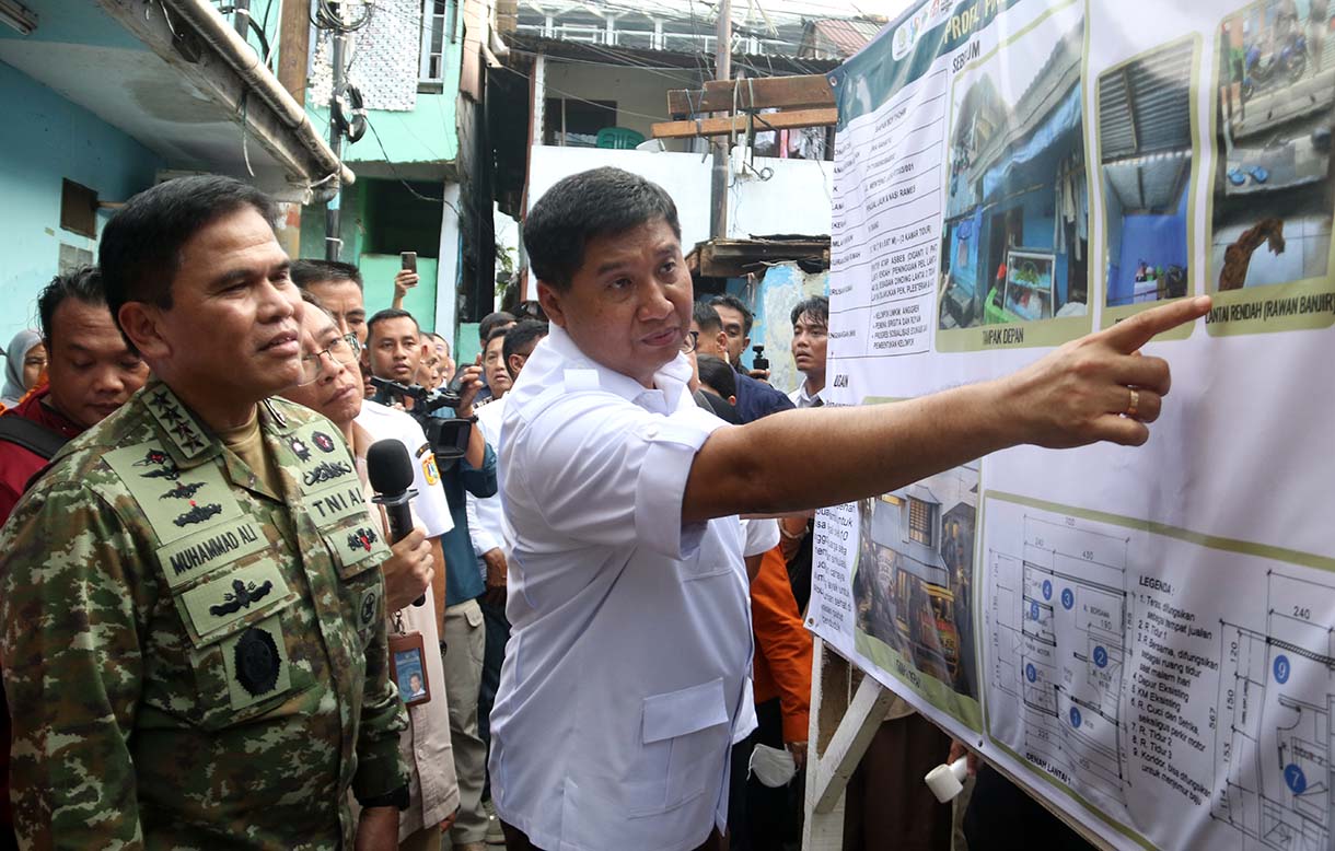 Menteri Perumahan dan Kawasan Permukiman Maruarar Sirait (kedua kanan) didampingi Kepala Staf TNI Angkatan Laut (KSAL) Laksamana TNI Muhammad Ali melihat desain pembangunan di salah satu rumah yang direnovasi saat Grounbreaking Penataan Kawasan Kumuh di Menteng Tenggulun, Jakarta, Rabu (1/4/2026). (Beritanasional.com/Oke Atmaja)