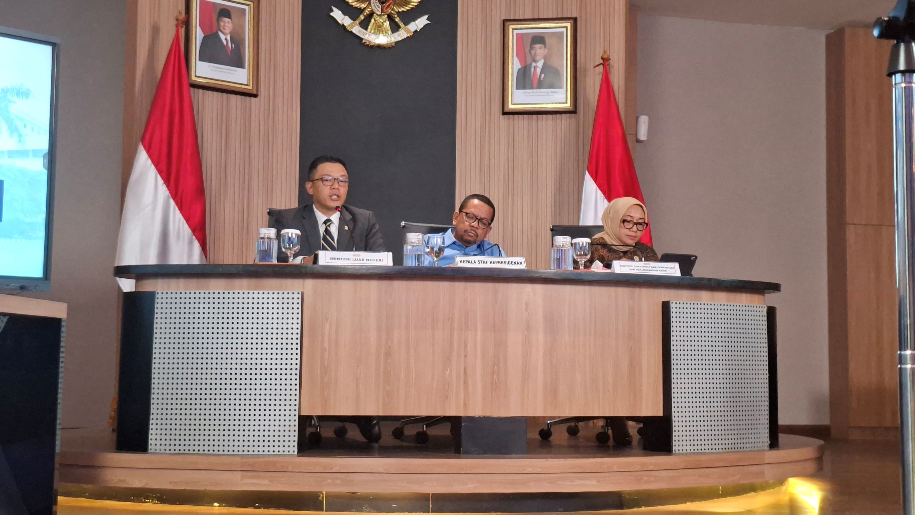 Menteri PPPA Arifah Fauzi (kanan) dalam konferensi pers di Istana Kepresidenan, Jakarta, Rabu (22/4/2026). (BeritaNasional/Lydia)