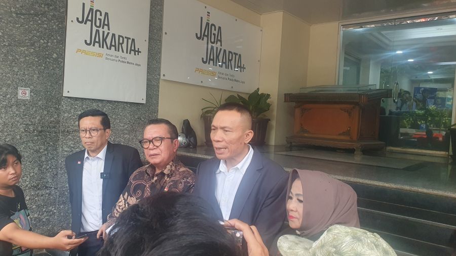 Ahli digital forensik Rismon Hasiholan Sianipar saat diwawancarai. (BeritaNasional/Bachtiarudin)