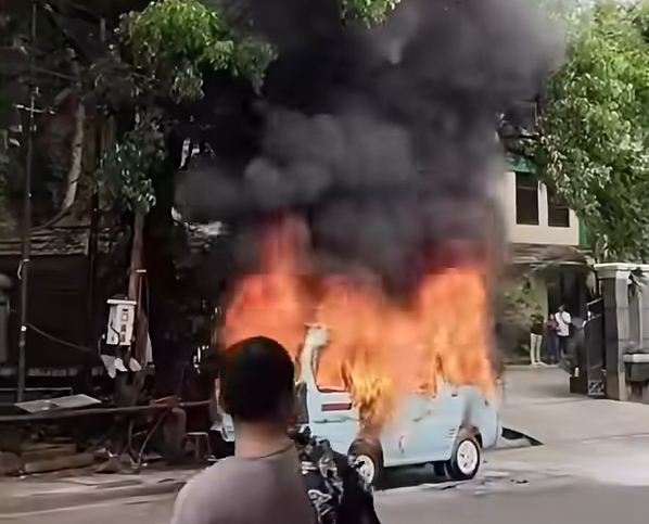 Angkot beserta sopirnya dibakar sesama sopir angkot di Tanah Abang, Jakpus, Sabtu (25/4/2026). (BeritaNasional/Istimewa)