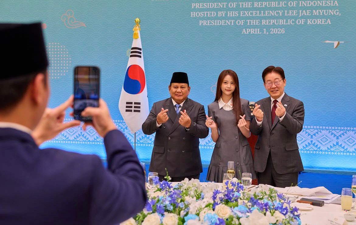 Momen Prabowo Bertemu Carmen Hearts2Hearts di Korsel, Kompak Finger Heart Bareng Presiden Lee. (Foto/instagram 2_jaemyung)