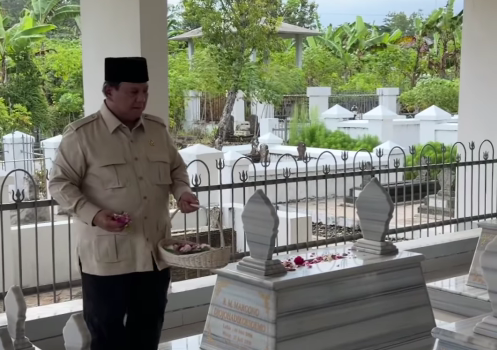 Momen Prabowo Subianto Ziarah ke Makam Kakeknya. (Foto/instagram Prabowo)