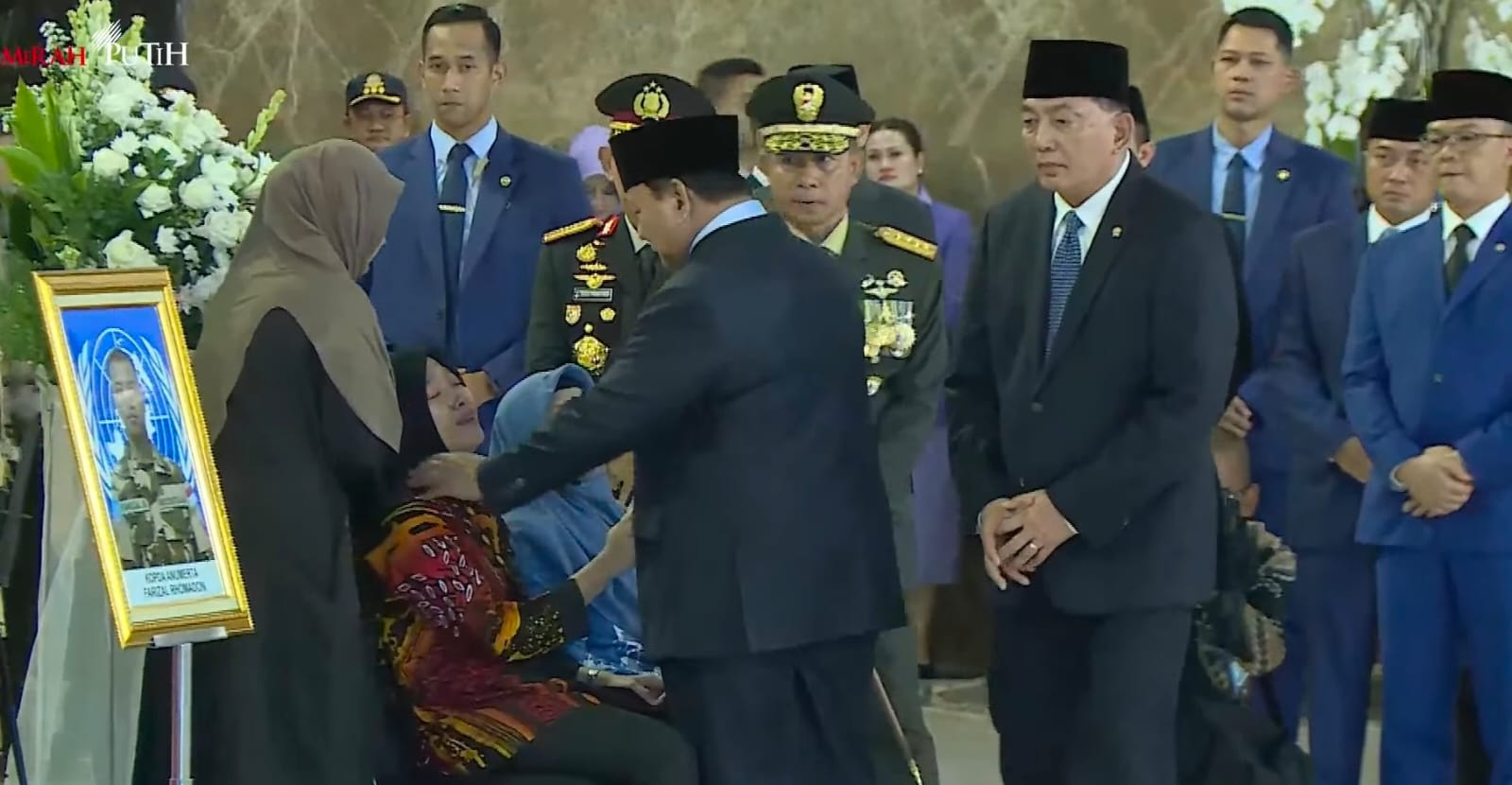 Presiden Prabowo Subianto hadiri prosesi upacara penghormatan terakhir 3 almarhum prajurit TNI di Bandara Soekarno Hatta, Sabtu (4/4/2026). (BeritaNasional/YT Setpres)