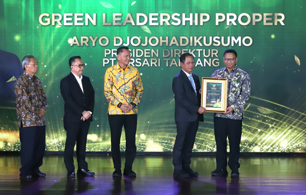 Direktur Utama Arsari Tambang, Aryo P. S. Djojohadikusumo (kanan) saat menerima penghargaan dari Menteri Lingkungan Hidup Hanif Faisol Nurofiq (kedua kanan) didampingi Ketua Komisi XII DPR RI, Bambang Patijaya (ketiga kiri) dalam acara Anugerah Lingkungan PROPER 2025 di Jakarta, Selasa (7/4/2026).  (Beritanasional.com)