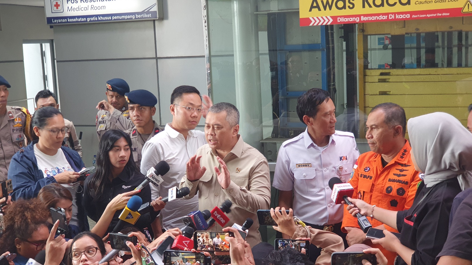 Menhub Dudy Purwagandhi (tengah) dan Kepala Basarnas Mohammad Syafii (kanan). (BeritaNasional/Bachtiar)