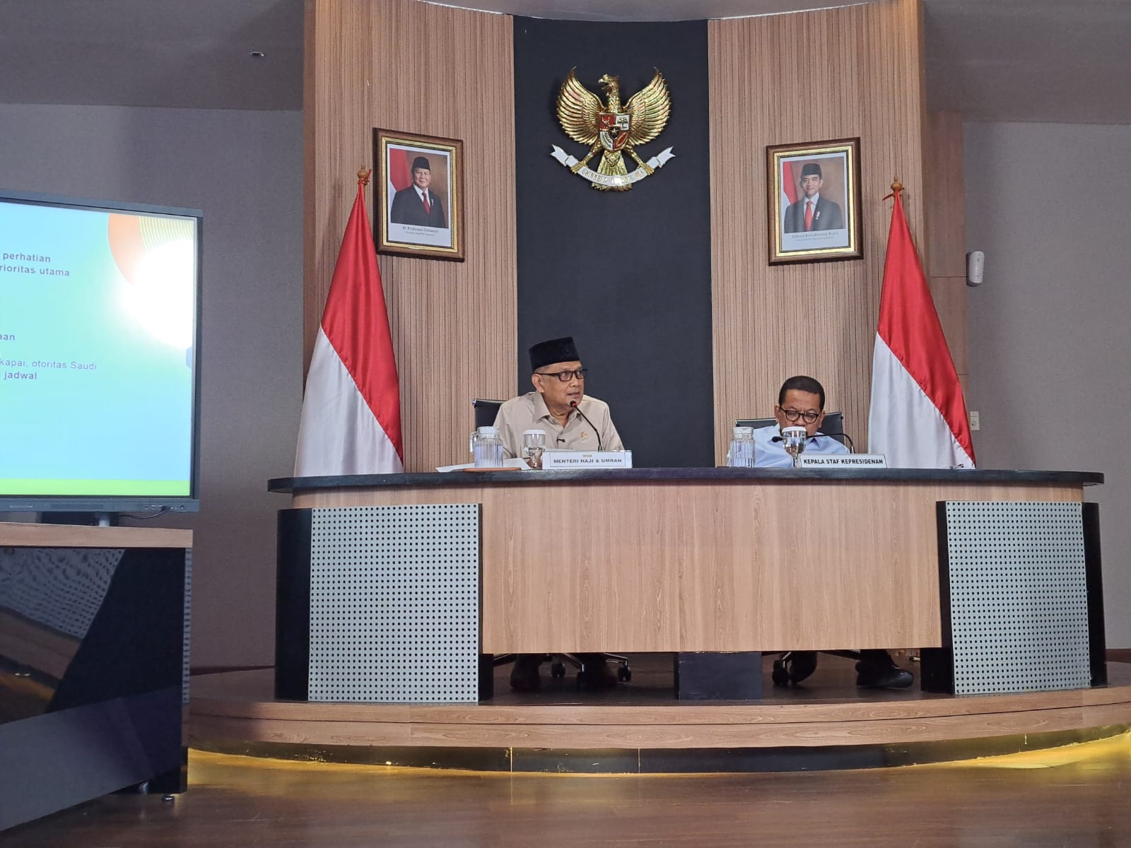 Menhaj Mochammad Irfan Yusuf (kiri) bersama KSP M. Qodari (kanan). (BeritaNasional/Lydia)