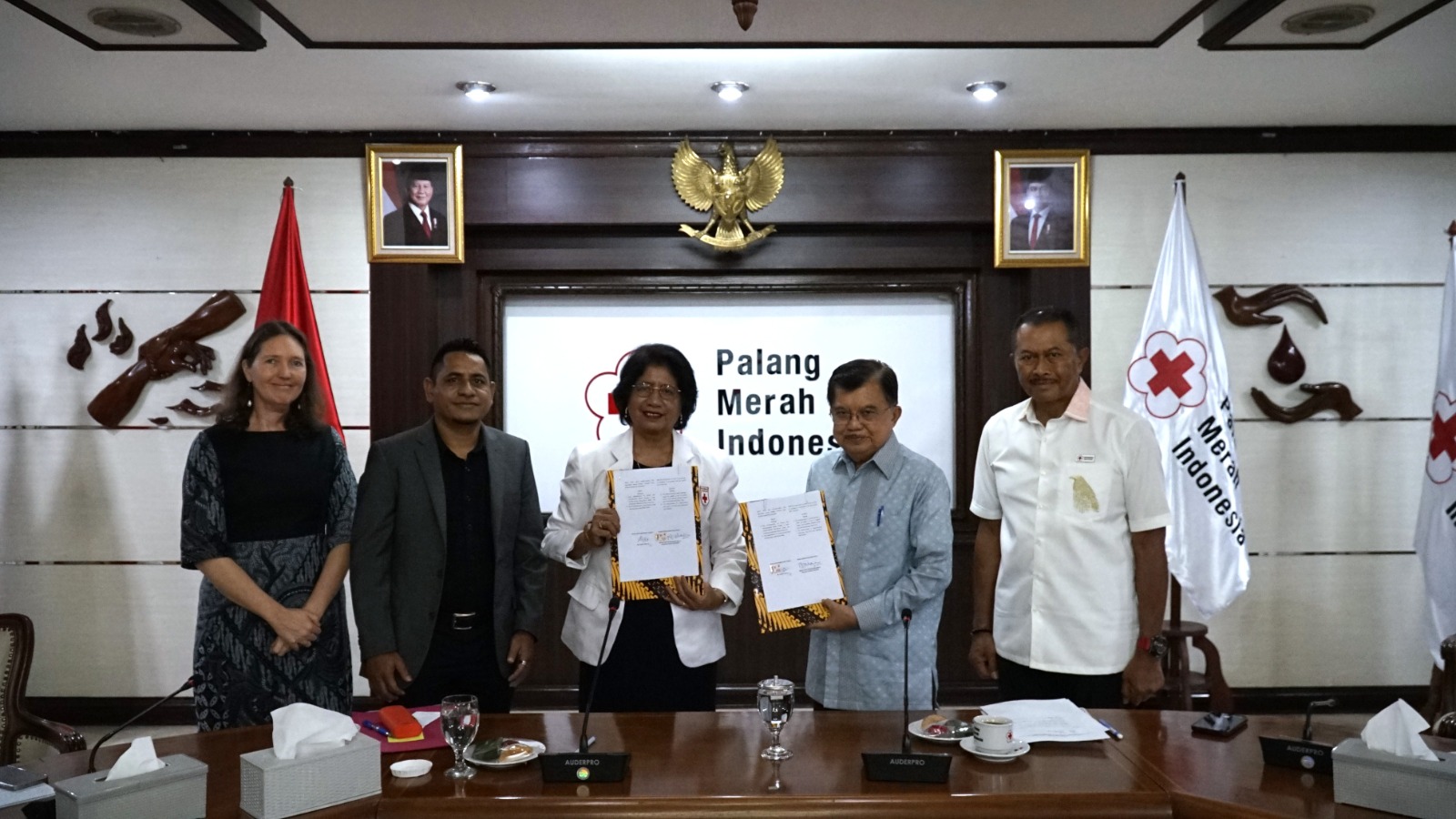 Ketua Umum PMI Jusuf Kalla dan Presiden CVTL Madalena Fernandes Melo Hanja Costa Soares tandatangani nota kesepahaman. (BeritaNasional/istimewa)