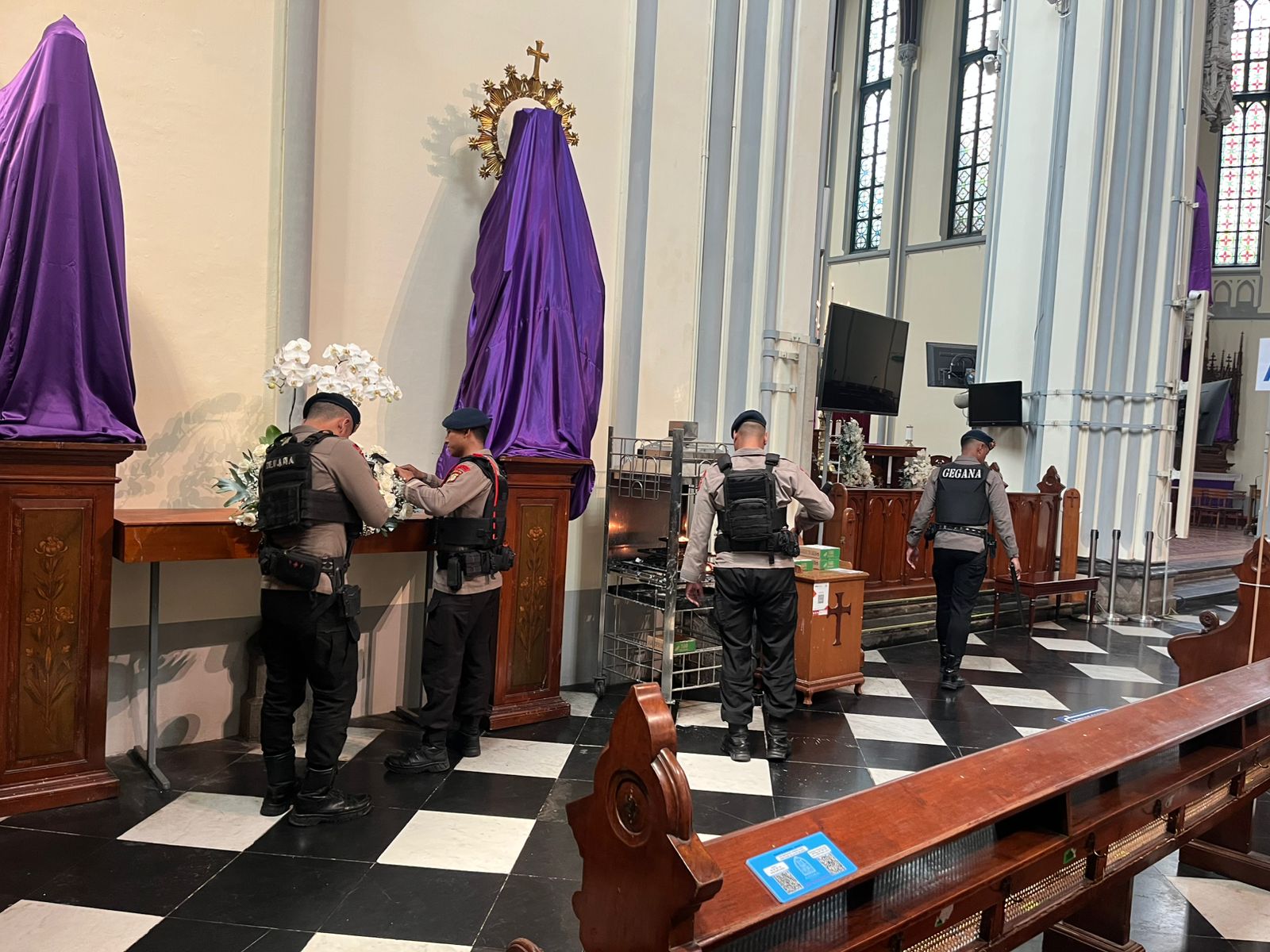 Gegana Brimob sterilisasi gereja di Jakarta sebelum ibadah Paskah, Jumat (3/4/2026). (BeritaNasional/Humas PMJ)