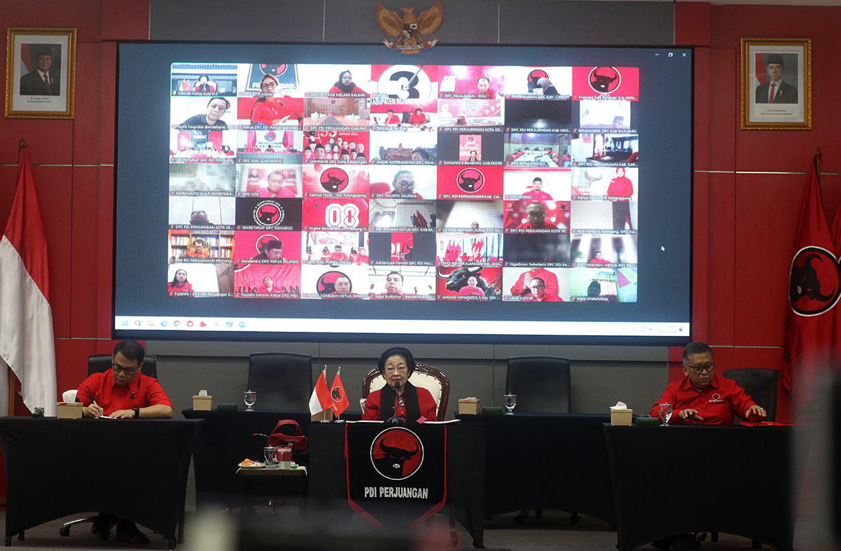 Ketua Umum PDI Perjuangan Megawati Soekarnoputri (tengah) menyampaikan pidato kunci didampingi Sekjen PDIP Hasto Kristiyanto (kanan) dan Ketua DPP PDIP Bidang Luar Negeri Ahmad Basarah (kiri) pada peringatan 71 tahun Konferensi Asia-Afrika di Sekolah Partai DPP PDIP, Jakarta, Sabtu (18/4/2026).  (Beritanasional.com/Oke Atmaja)