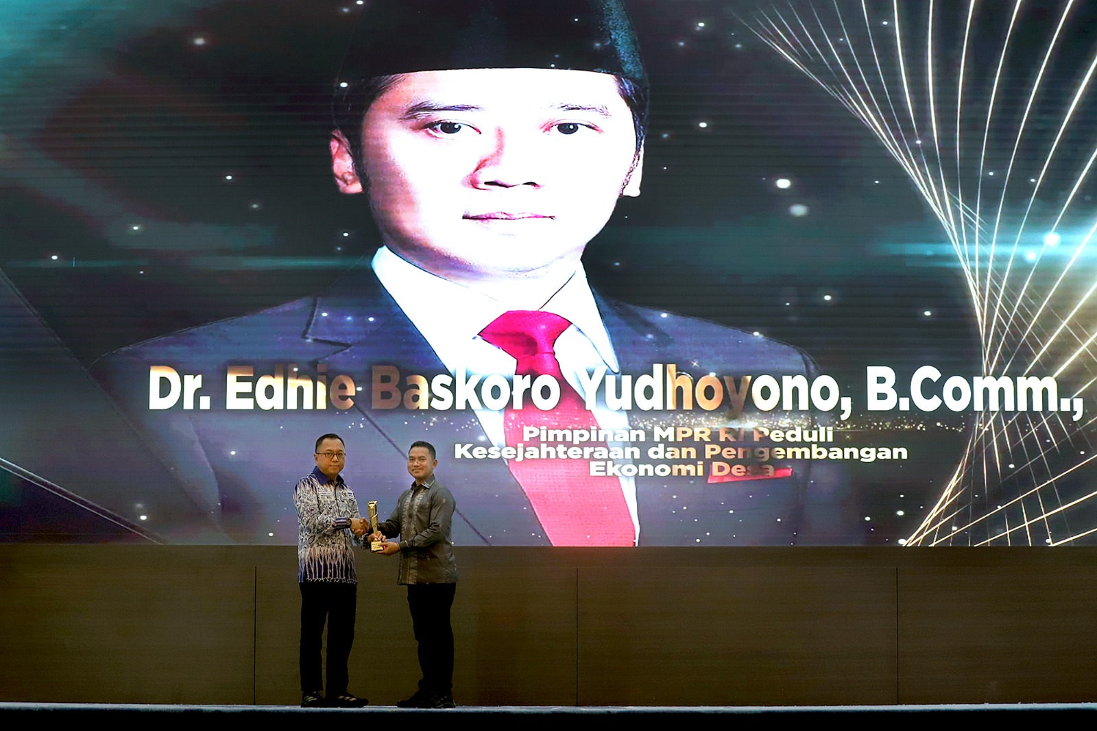 Wakil Ketua MPR RI dari Fraksi Partai Demokrat, Edhie Baskoro Yudhoyono atau yang akrab disapa Ibas, dianugerahi penghargaan dalam ajang KWP Award 2026. (Foto/istimewa)