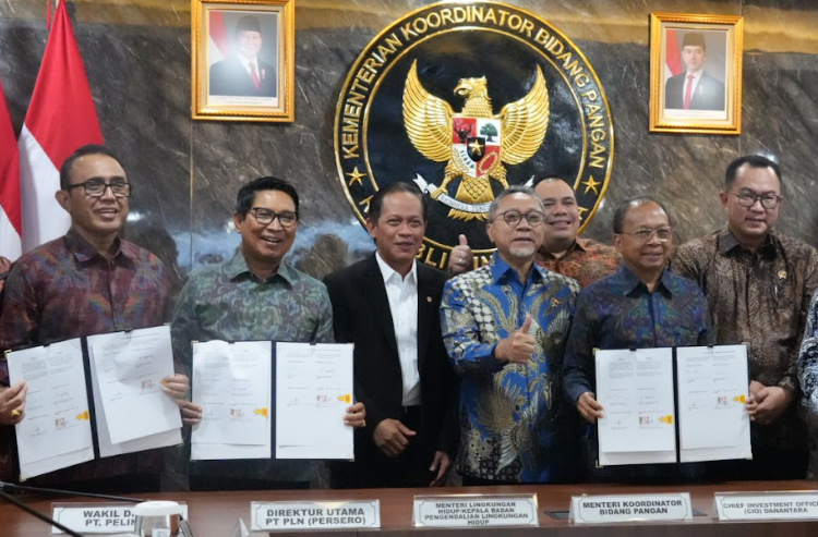 Menteri KLH/BPLH Hanif Faisol Nurofiq (tengah) bersama menandatangai PKS pengelolaan sampah. (BeritaNasional/istimewa)