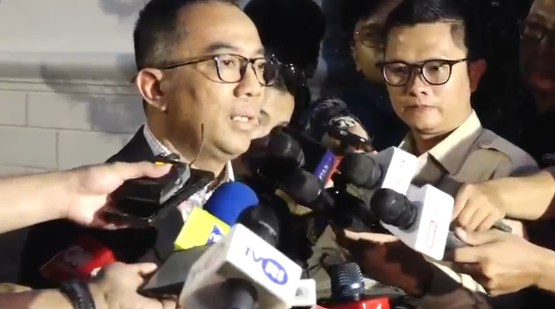 Mendikti Saintek Brian Yuliarto menjawab pertanyaan wartawan. (BeritaNasional/istimewa)