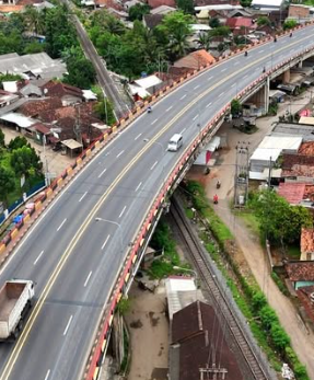 Ilustrasi flyover di atas lintasan kereta di Lampung. (BeritaNasional/tangkapan layar)