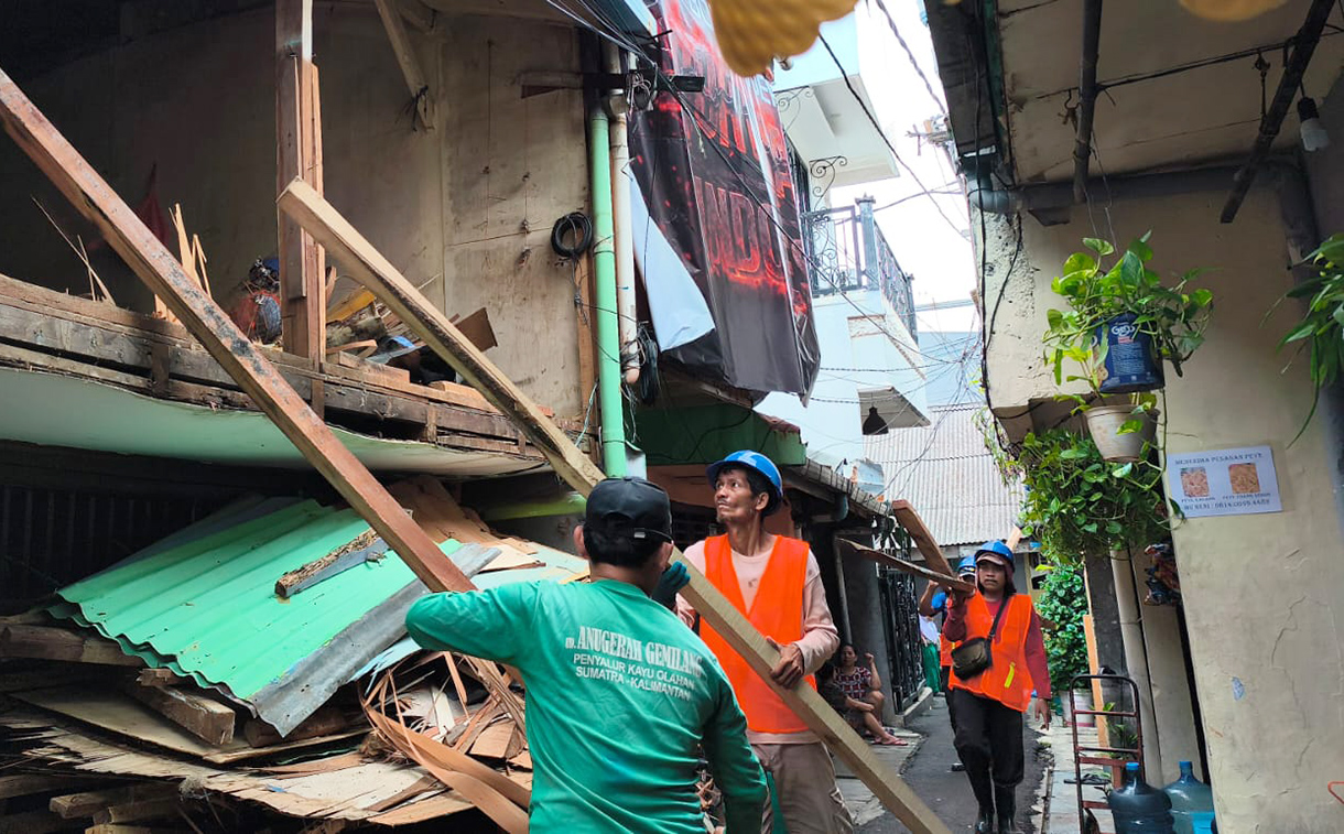 Pekerja merenovasi salah satu rumah warga pada program Penataan Kawasan Kumuh di Menteng Tenggulun, Jakarta, Kamis (9/4/2026). (Beritanasional.com/Oke Atmaja)