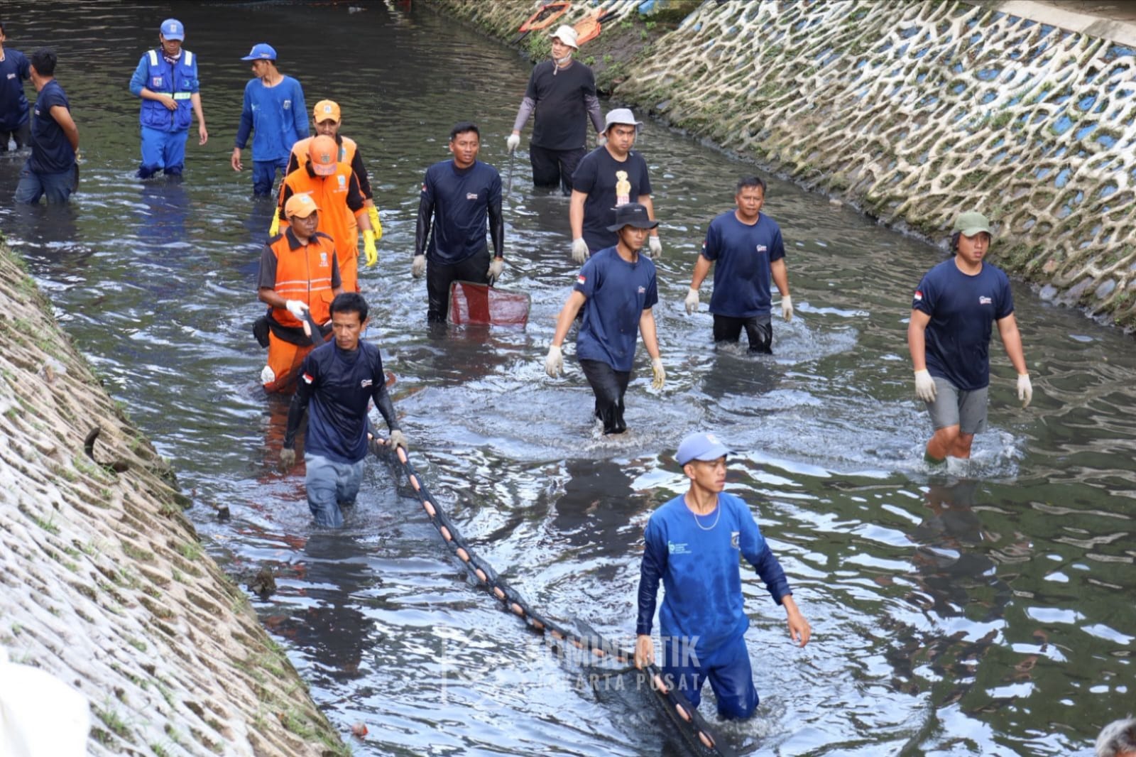 Tim dinas Pemkot Jakpus tangkap ikan sapu-sapu. (BeritaNasional/Lydia)