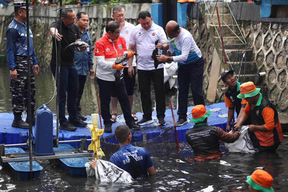 Gubernur Jakarta Pramono Anung saat mengikuti kegiatan penangkapan ikan sapu-sapu. (Foto/Pemprov Jakarta)