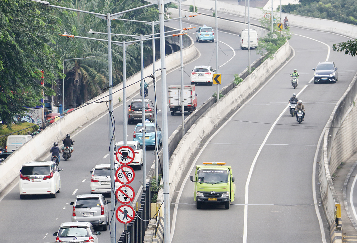 Sejumlah kendaraan melintas di jalan layang non tol Kuningan-Kasablanka, Jakarta, Jumat (17/4/2026). (Beritanasional.com/Oke Atmaja)