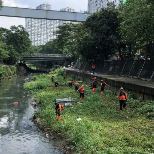Pendakalan terjadi di Sungai Ciliwung. (Foto/IG: arifinofficial_)