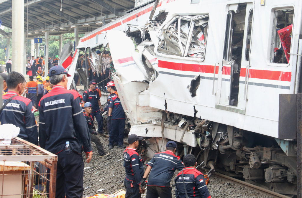 Petugas mengamati mengevakuasi gerbong KRL Commuterline pascakecelakaan di Stasiun Bekasi Timur, Bekasi, Jawa Barat, Selasa (28/4/2026).  (Beritanasional.com/Oke Atmaja)