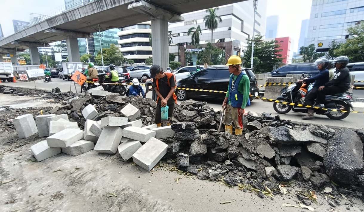 Pekerja menyelesaikan pekerjaan revitalisasi trotoar di Jl. H.R. Rasuna Said, Jakarta, Rabu (1/4/2026).   (Beritanasional.com/Oke Atmaja)