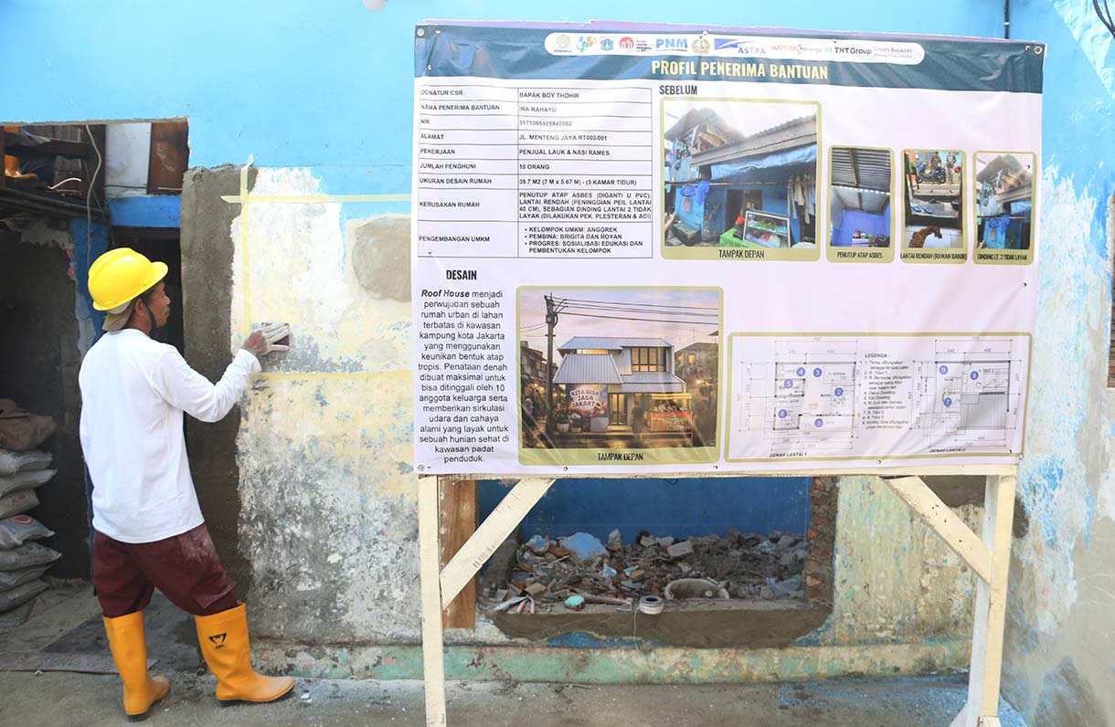 Pekerja merenovasi salah satu rumah warga pada program Penataan Kawasan Kumuh di Menteng Tenggulun, Jakarta, Kamis(2/4/2026). (Beritanasional.com/Oke Atmaja)