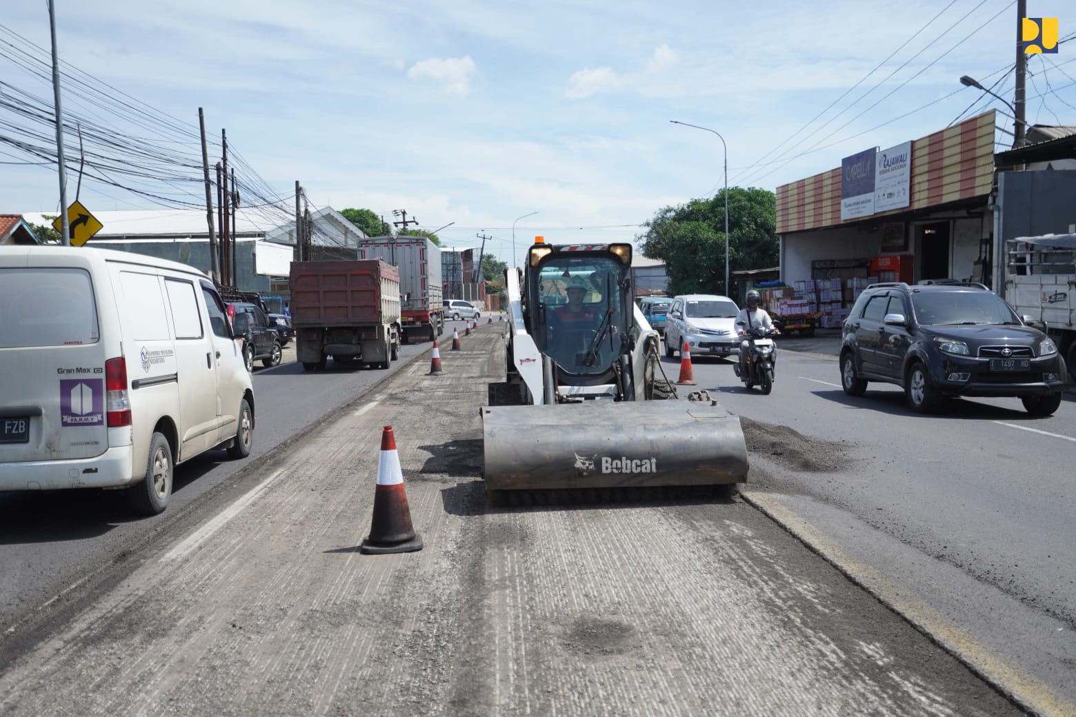 Proses perbaikan jalan di Pantura Jawa. (BeritaNasional/KemenPU)